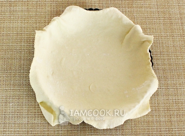 Выложить тесто в форму