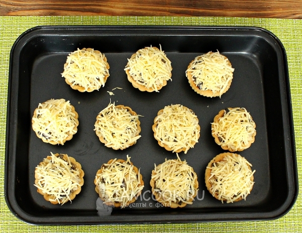 Наполнить тарталетки начинкой