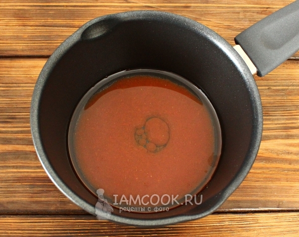 Соединить масло с томатным соком