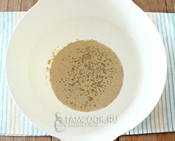 Всыпать дрожжи в воду