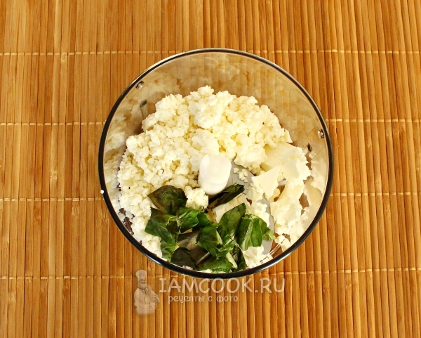 Соединить творог, сыр и базилик