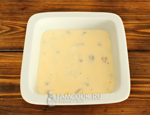 Залить мясо сметаной с яйцом