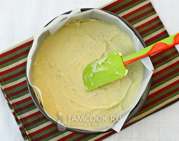 Выложить картофельную массу в форму