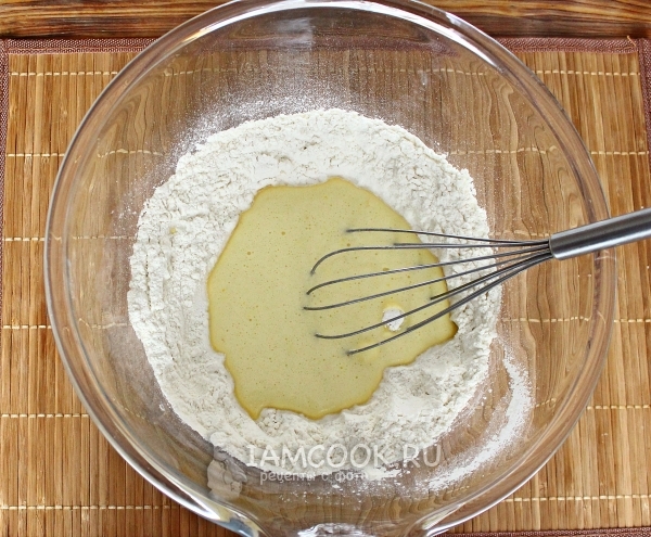 Влить дрожжевую смесь в муку