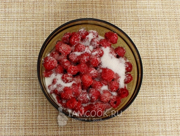 Засыпать ягоды сахаром