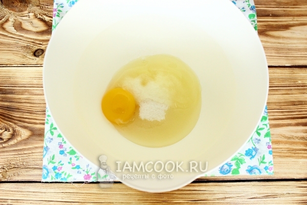 Соединить яйцо с сахаром