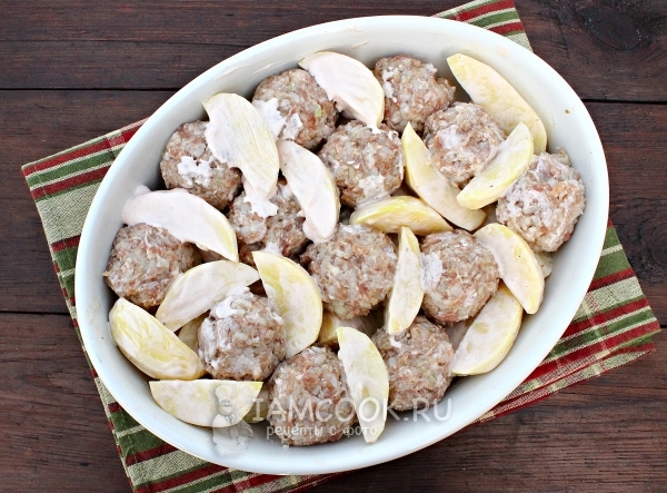 Положить картофель на тефтели