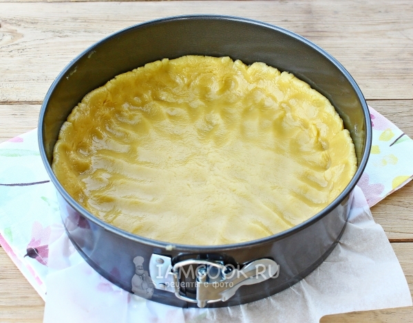 Выложить тесто в форму