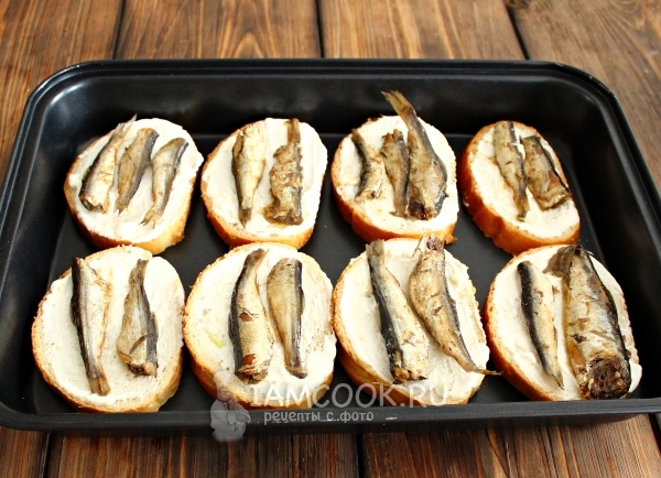 Положить шпроты