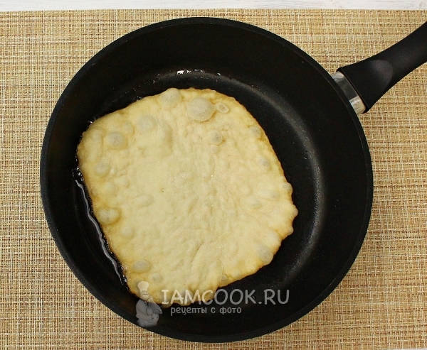 Фото лепёшек на сметане на сковороде