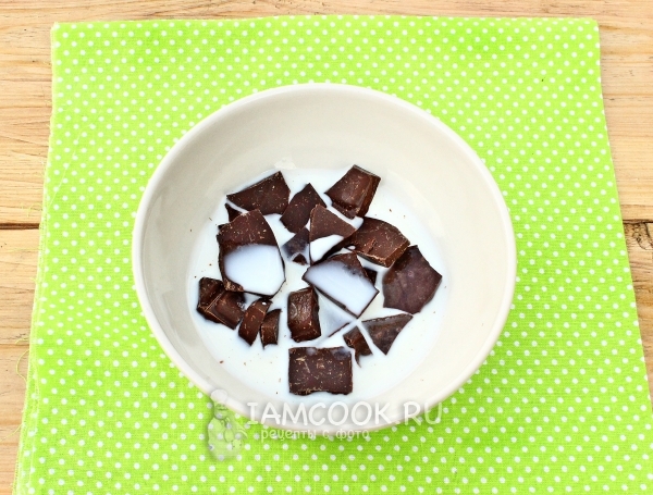 Положить в молоко шоколад