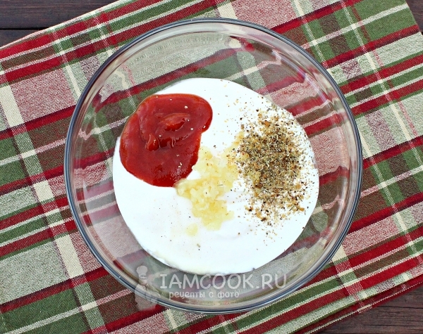 Соединить сметану, кетчуп, чеснок и специи