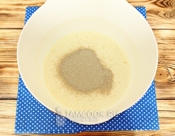 Всыпать дрожжи