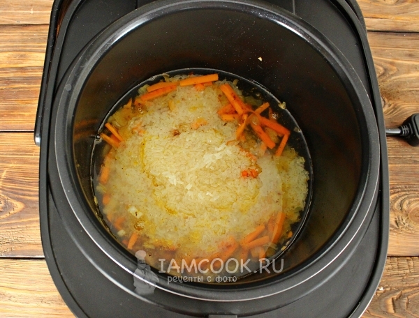 Добавить рис и воду