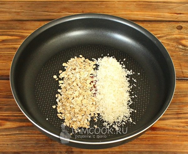 Всыпать кокосовую стружку и овсянку