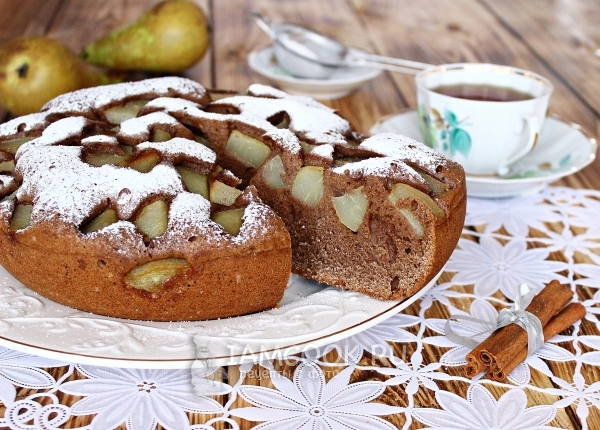 Фото шоколадной шарлотки с грушами в мультиварке