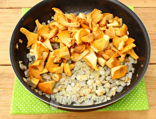 Добавить к луку грибы