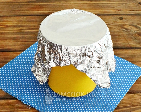 Придать фольге форму горшка