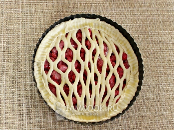 Накрыть ягоды тестом