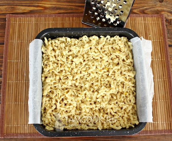 Натереть тесто на терке