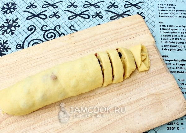 Порезать рулет на кусочки