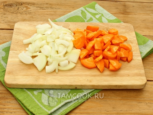 Порезать лук и морковь