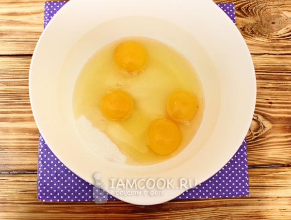 Соединить яйца с сахаром
