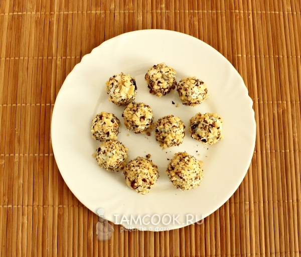 Готовые шарики из феты с грецкими орехами