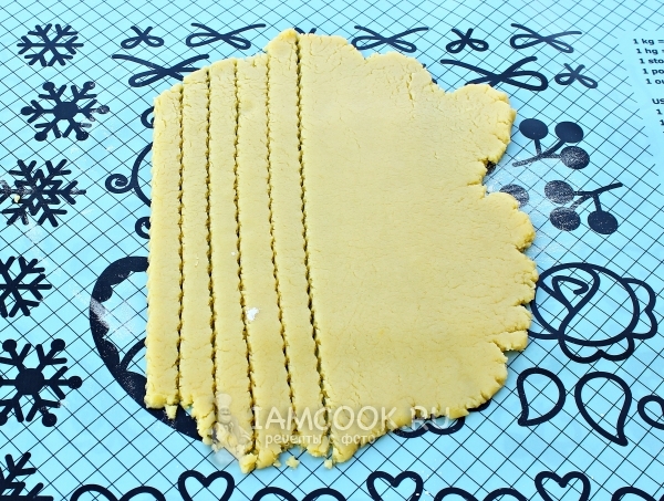 Нарезать тесто на полоски