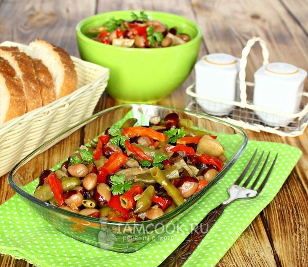 Фото тёплого салата из фасоли со сладким перцем и грибами