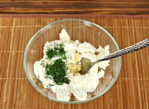 Соединить сыр, чеснок и зелень