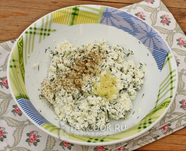 Добавить специи, соль и чеснок