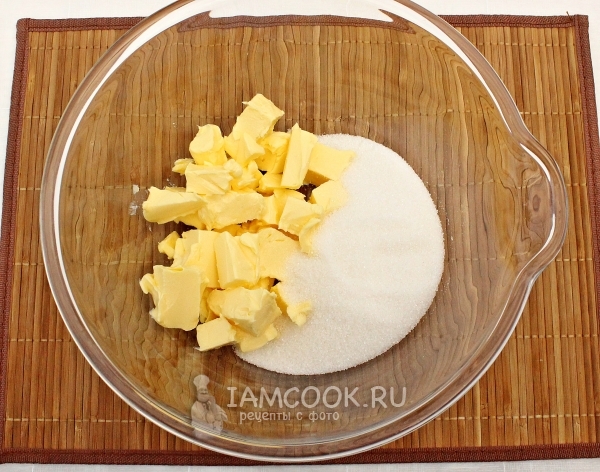 Соединить масло с сахаром