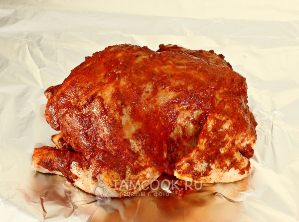 Положить курицу на фольгу