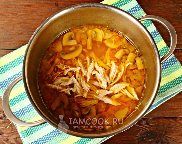 Положить мясо курицы