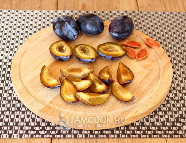 Извлекаем косточки из слив