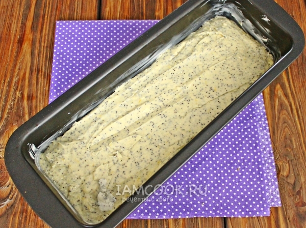 Положить тесто в форму