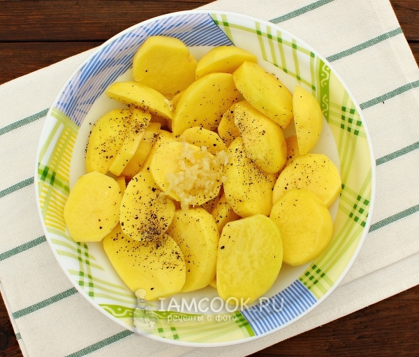 Соединить картофель, специи, чеснок и масло