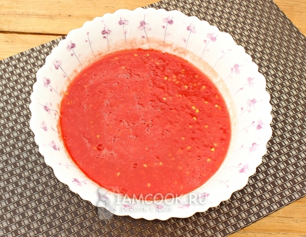 Перекрутить помидоры на мясорубке