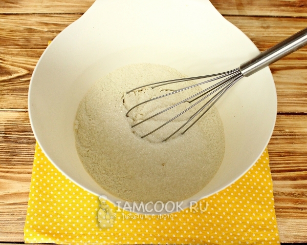 Смешать муку с сахаром и солью