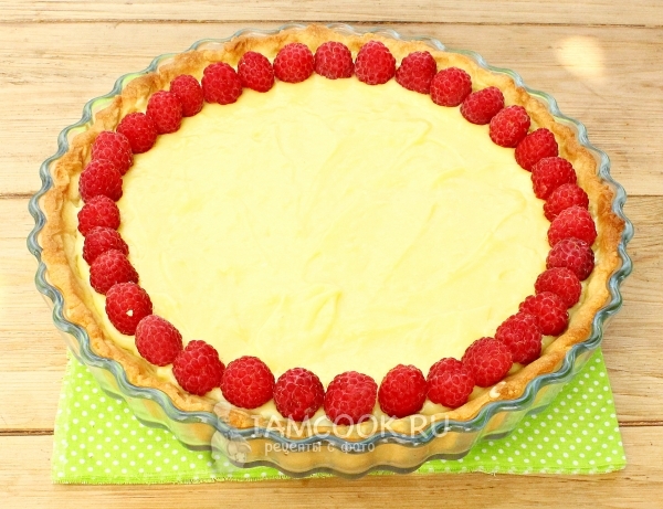 Выложить на корж крем и ягоды