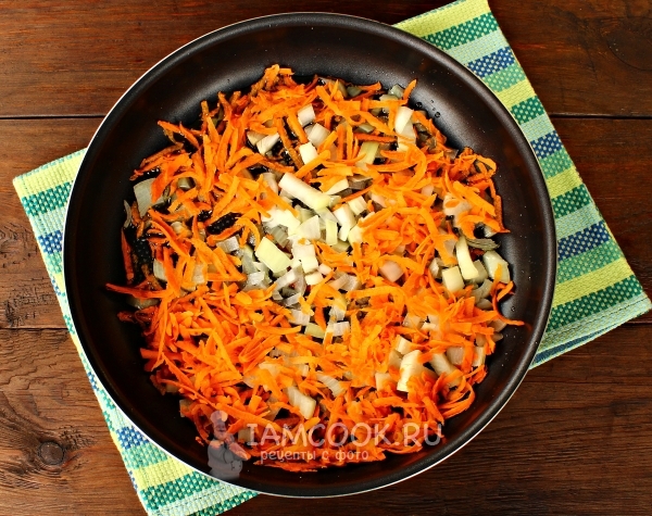 Обжарить лук и морковь
