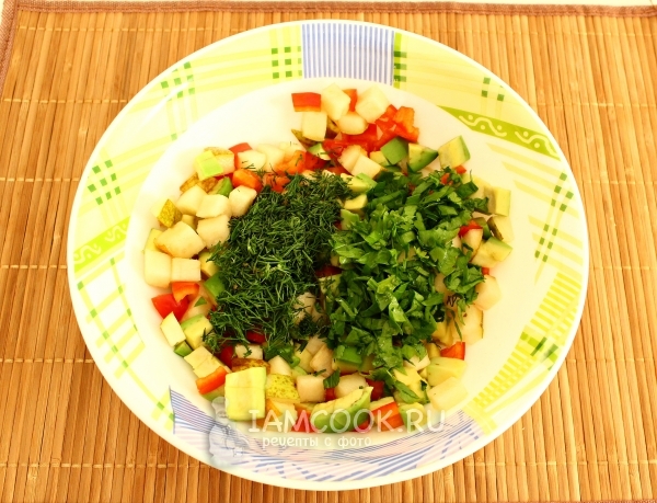 Добавляем к фруктам измельчённую зелень