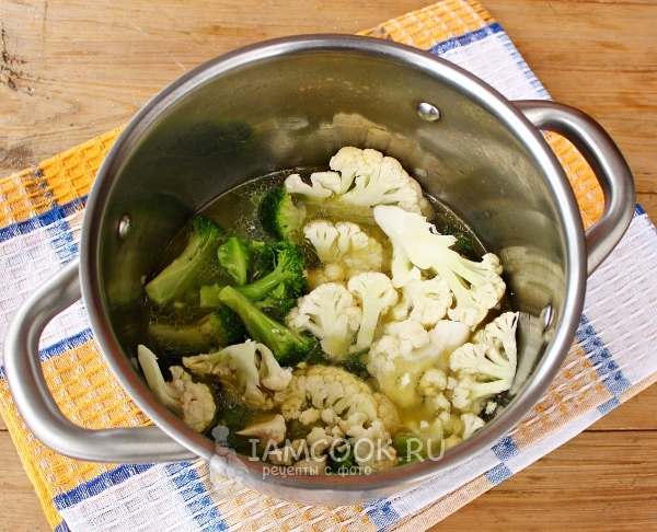 Положить капусту в бульон