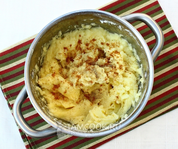 Всыпать перец и мускатный орех