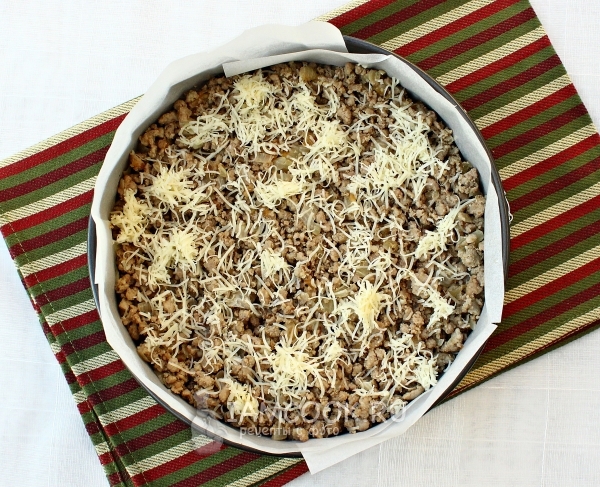 Посыпать фарш сыром