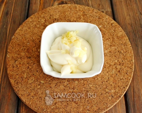 Соединить майонез с чесноком