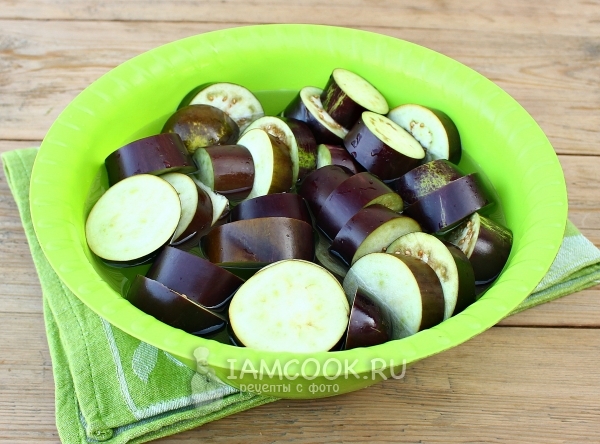 Положить баклажаны в соленую воду