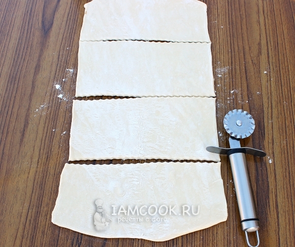 Порезать тесто на полоски