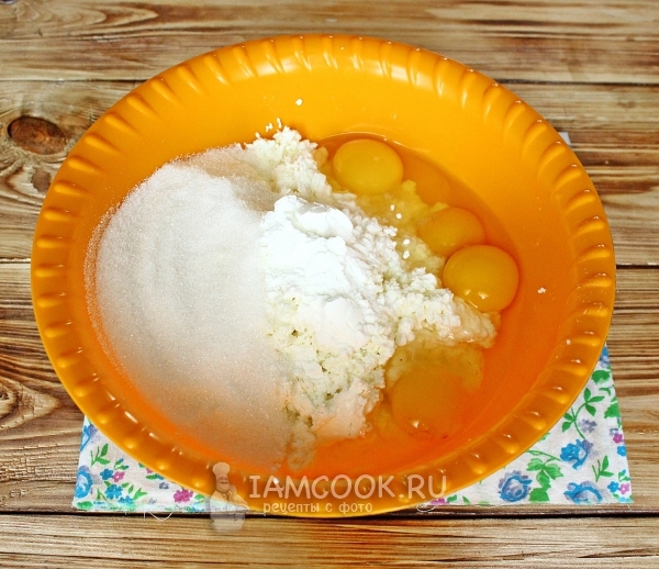Соединить яйца, творог, крахмал и сахар